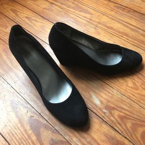 Black velvet Bandolino Wedges