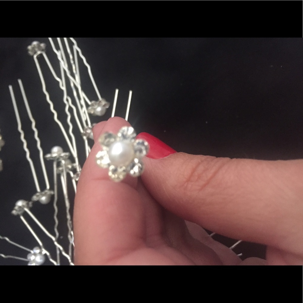 Set of 20 Pearl and rhinestones hair pin clips.