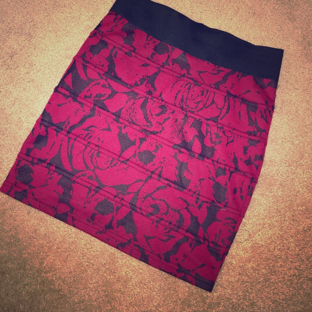 Beautiful rose printed mini skirt 🌹