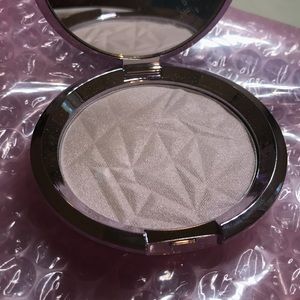 Becca Highlighter in Prismatic Amethyst