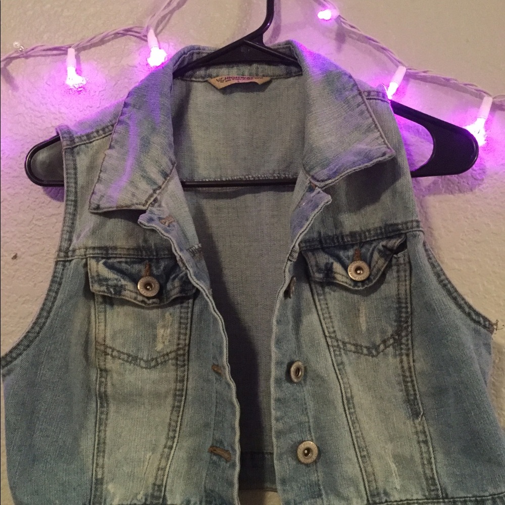 CUTE light denim jean vest!