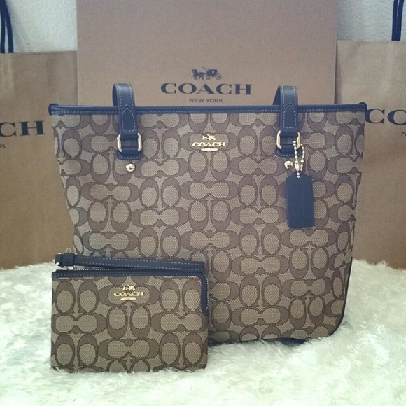 🌸SOLD🌸COACH signature corner zip wristlet - Picture 5 of 6