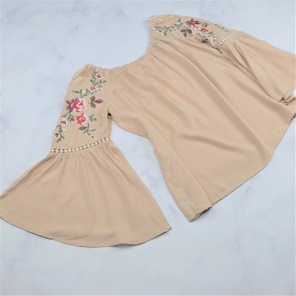 Bell sleeve embroidered floral off shoulder top - Picture 3 of 3