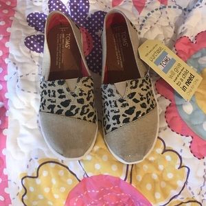 NWT Youth Classic TOMS