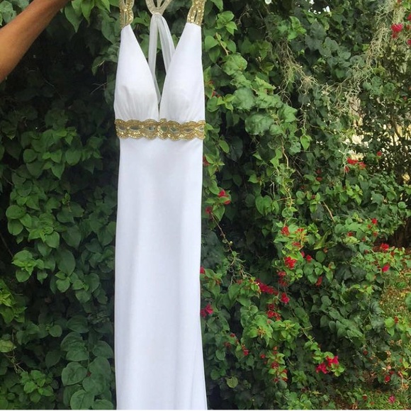 FAVIANA white gown - Picture 1 of 4