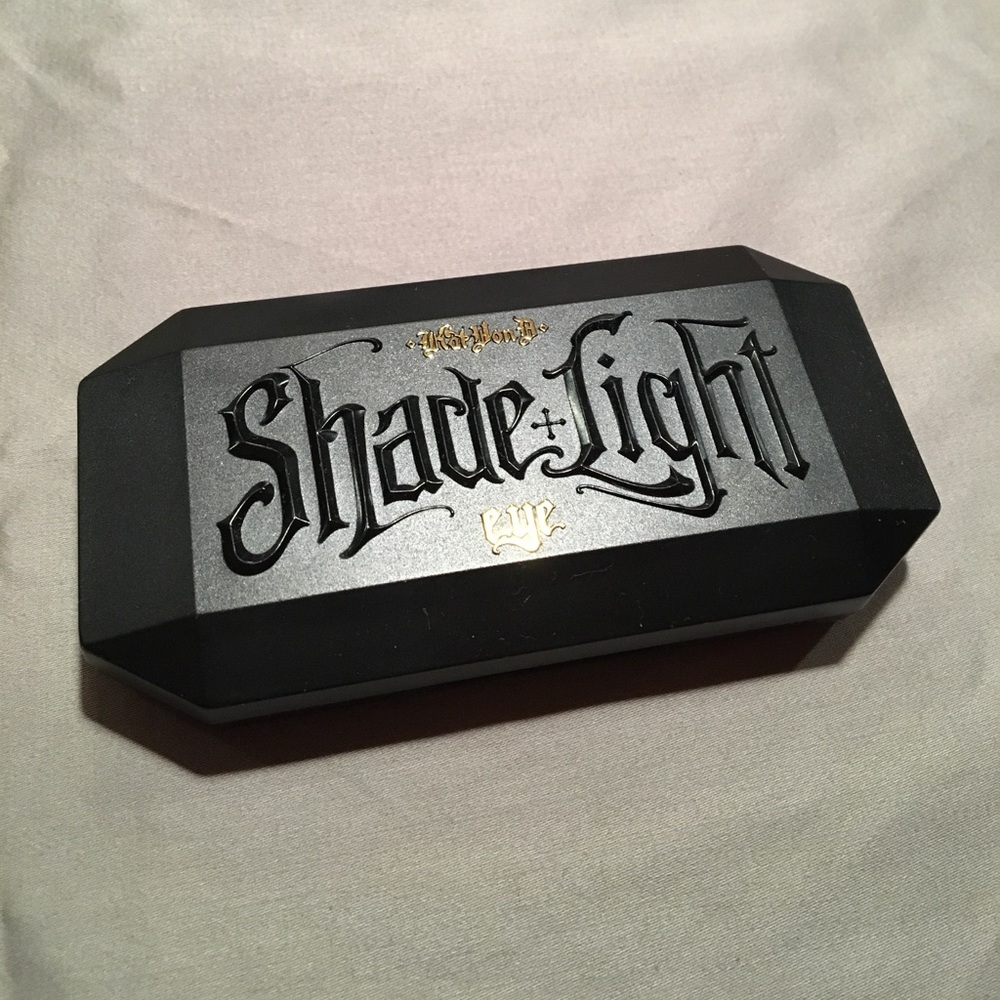 Shade and light eye in plum