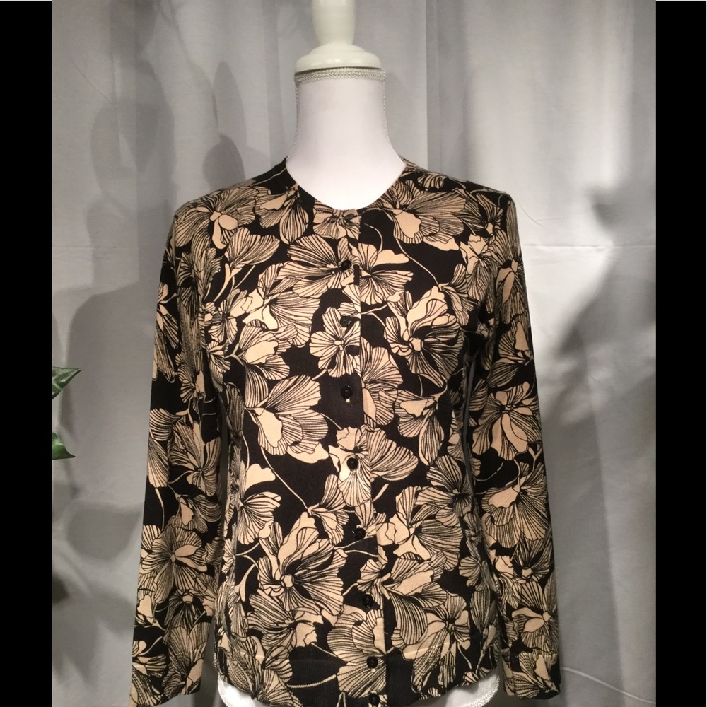 Very pretty Karen Scott Button Down Sweater