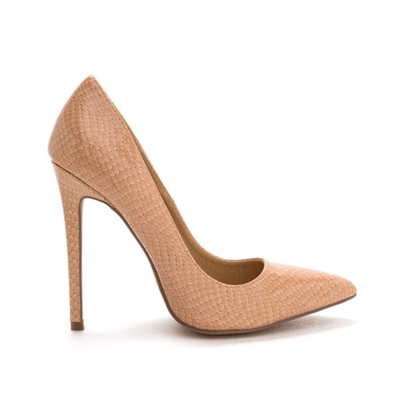 Shoes - Nude snakeskin pump
