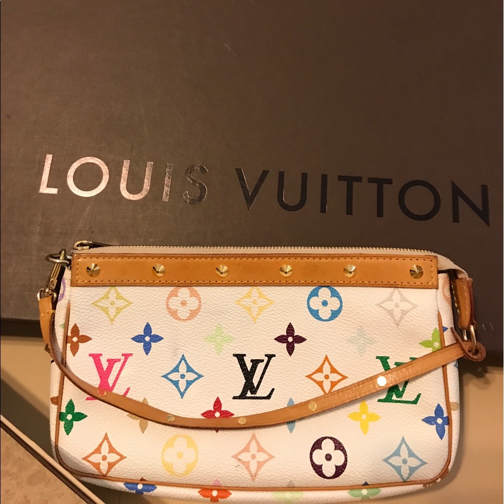 🇺🇸 SOLD🇺🇸 💯 % Authentic small leather Good.
