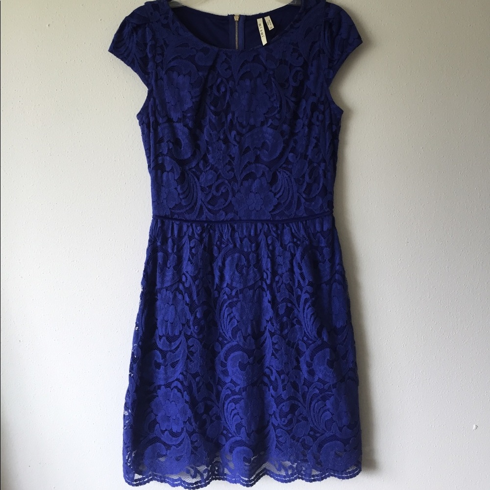 Capsleeve blue lace dress