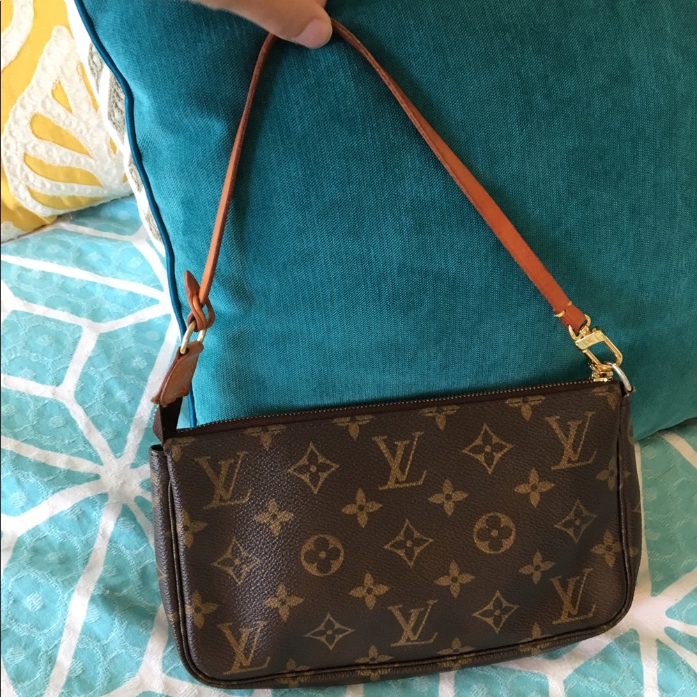 Authentic Louis Vuitton small pochette