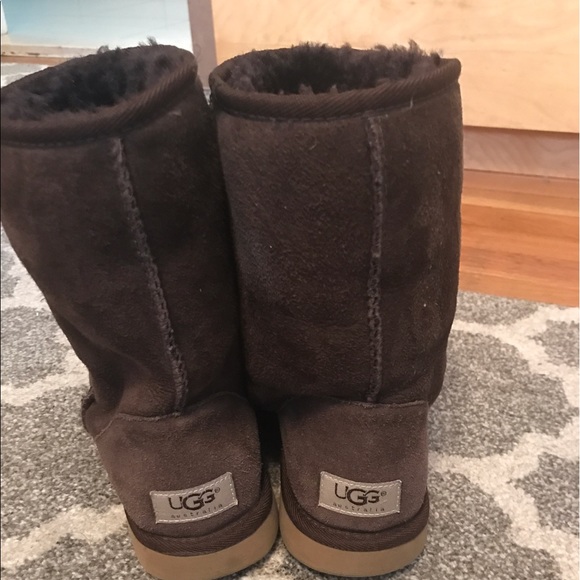 AUTHETIC BROWN SHORT UGG BOOTS - Picture 2 of 4