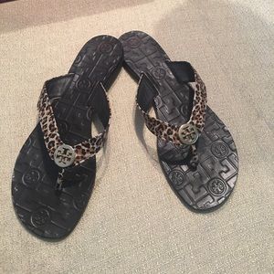Tory Burch Thora leopard flip flops