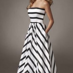 Adorable Betsy Adam gown size 4