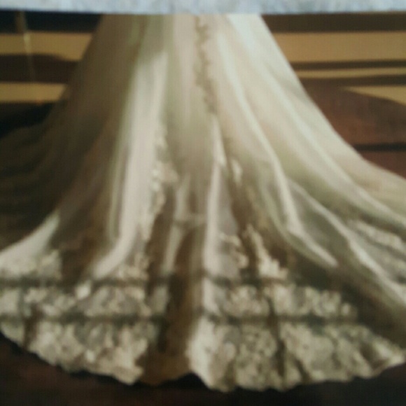 Wedding dress - Picture 3 of 4