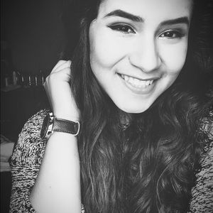 Meet your Posher, Adela