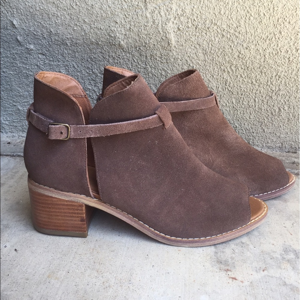 Never Worn- BDG Peep Toe Suede Bootie Size 9