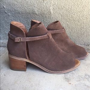 Never Worn- BDG Peep Toe Suede Bootie Size 9