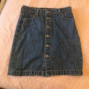A-line button denim skirt.