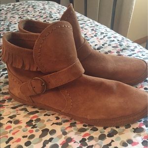 Ugg Ladies' Australia Amely Boots in Chestnut