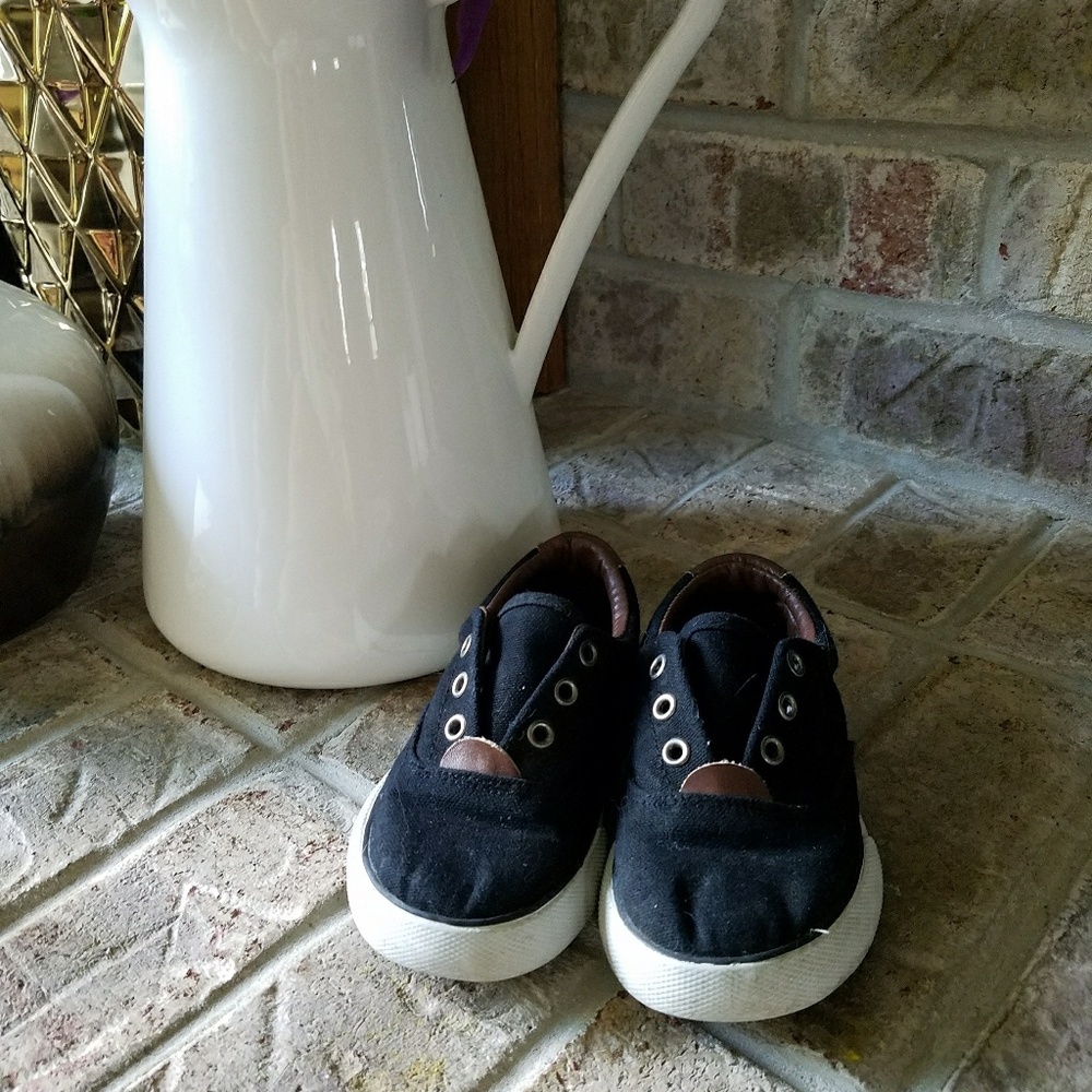 Black boat shoes