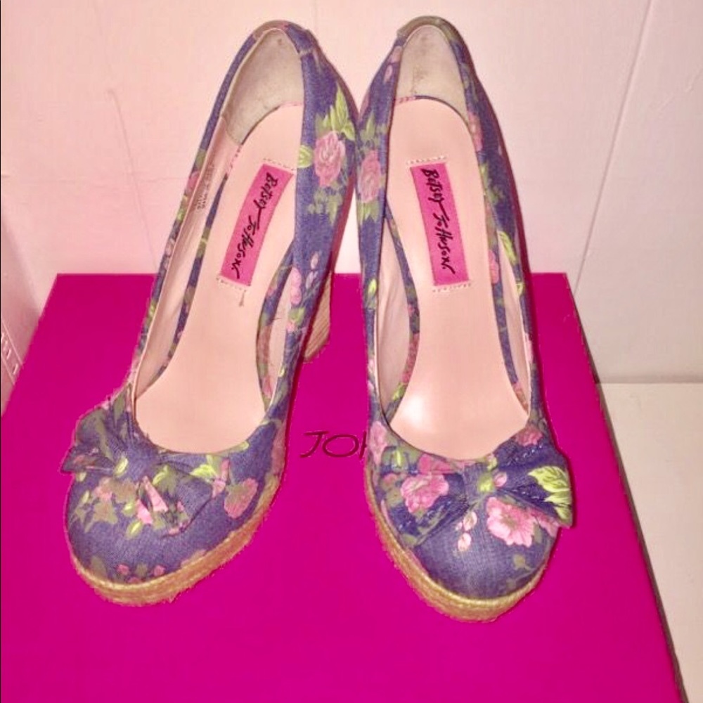 👠Betsy Johnson floral heels 👠 size 6