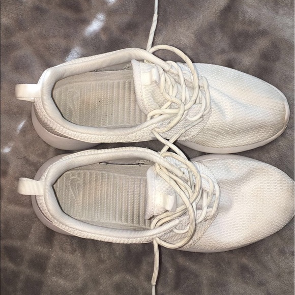 SOLD // all white nike roshes size 8 / 8 1/2 - Picture 2 of 4