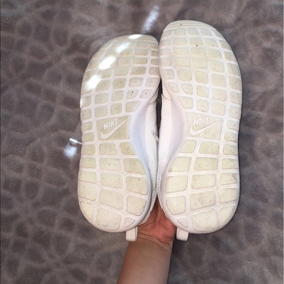 SOLD // all white nike roshes size 8 / 8 1/2 - Picture 4 of 4