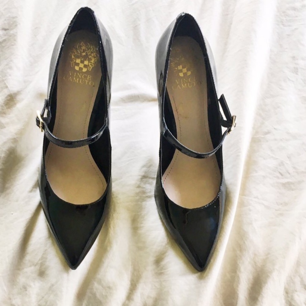 *Worn once* Vince Camuto Black Pumps