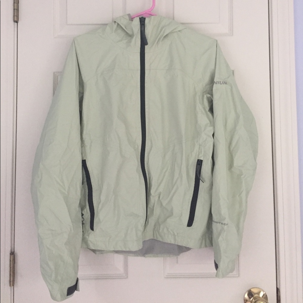 Columbia light green rain jack with hood