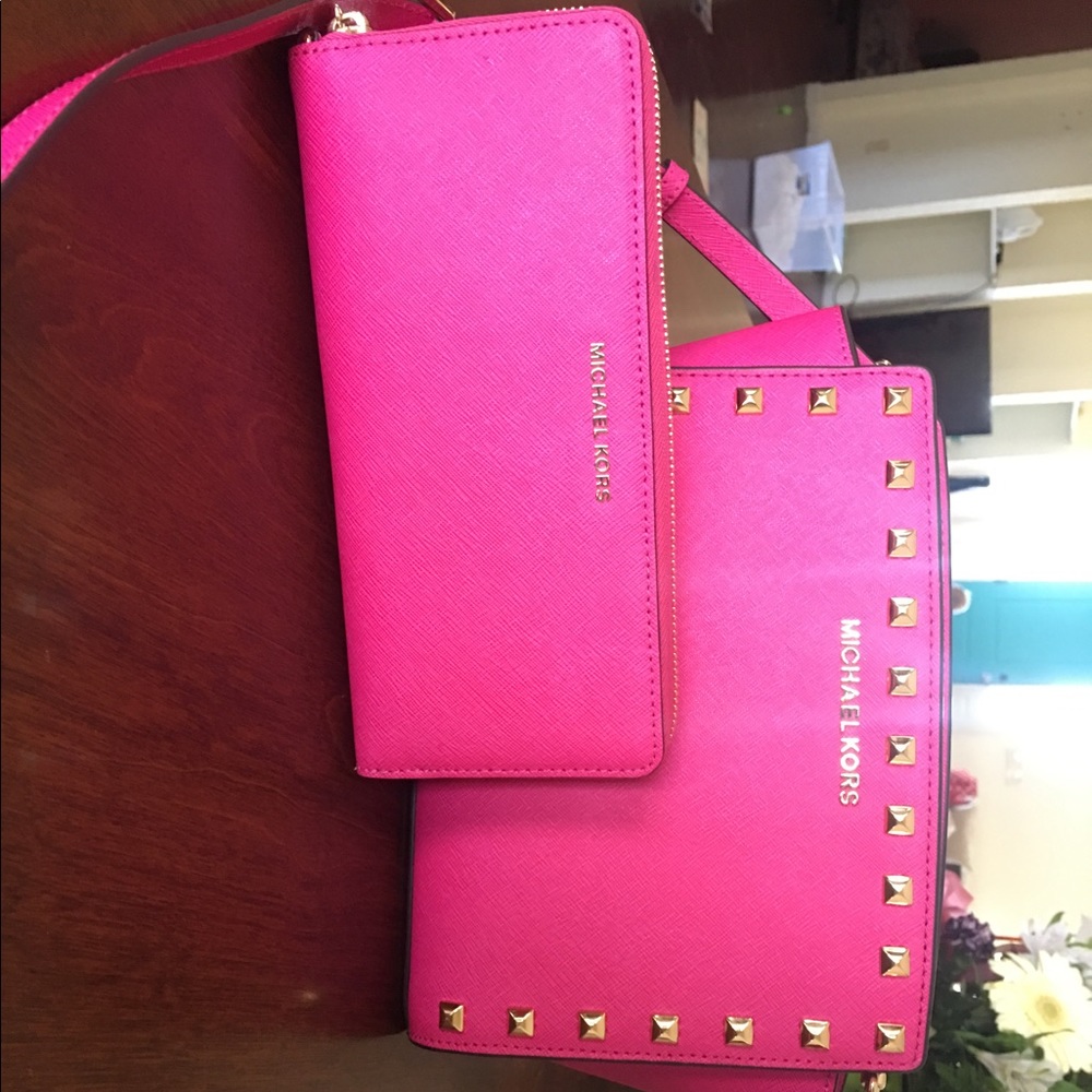 Raspberry medium michael kors messenger.