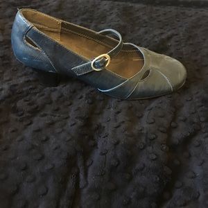 Blue retro pumps