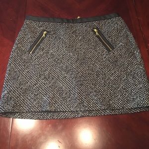 Tweed mini skirt with leather