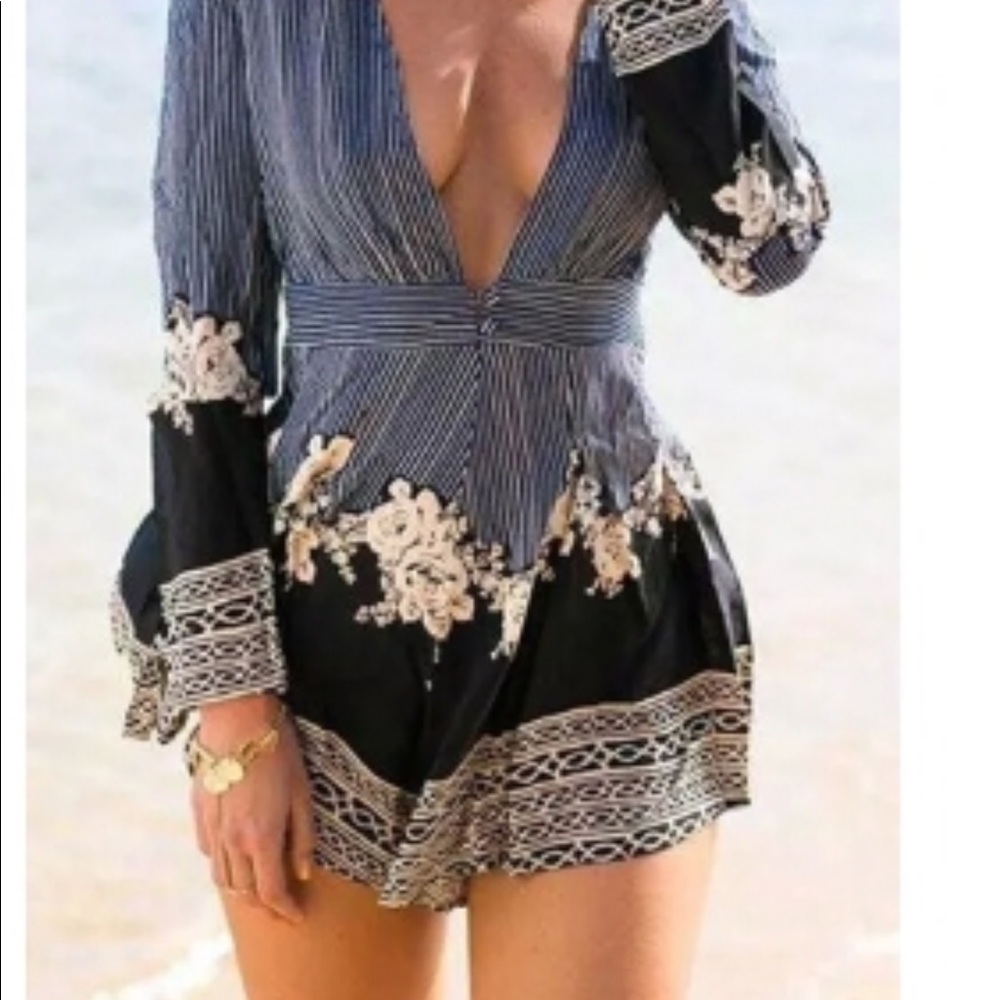 V-neck romper - Picture 2 of 6