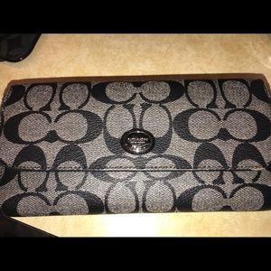 🛍SALE PRICE🛍Coach checkbook wallet