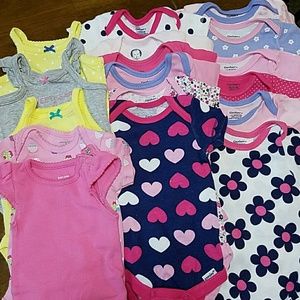 Lot of 17 Girls Onesies 0-3 month Gerber, Carter