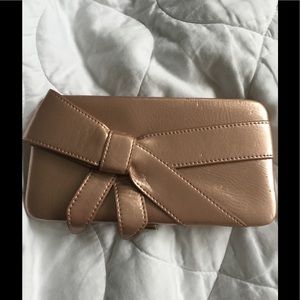 Gold bow clutch