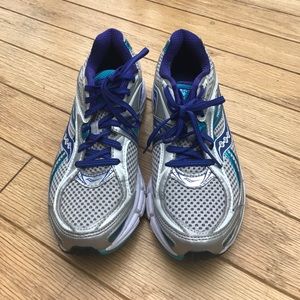 Saucony power grid running shoes