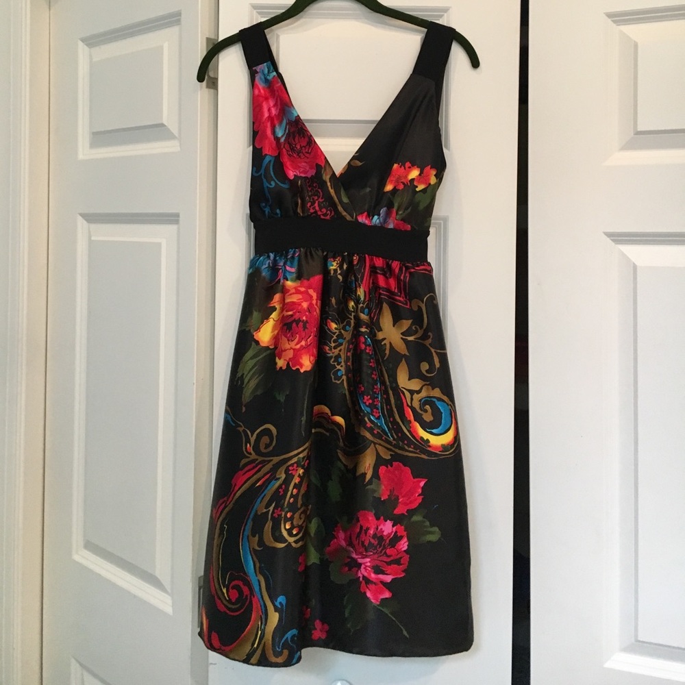 Famosa V-neck dress patterned dress