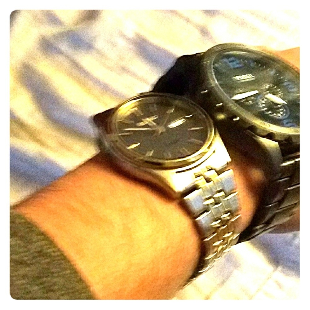 Two watches silver (seinko) and dark grey (fossil)