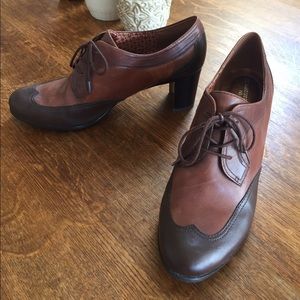 Naturalizer N5 comfort dress saddle shoe w/heel.