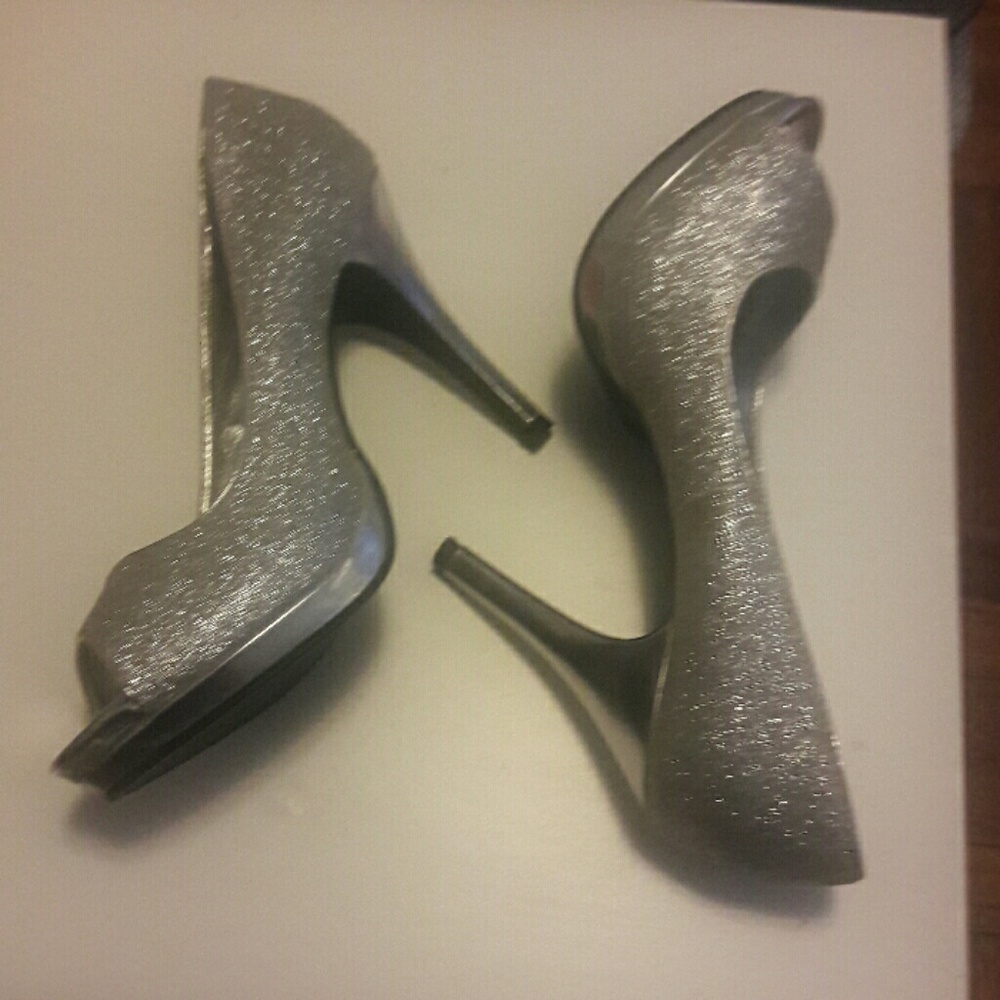 NEW!!! Silver  women's  comfortable  night  shoes - Picture 4 of 6