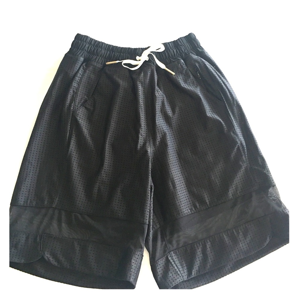 Black lululemon basketball shorts size 4