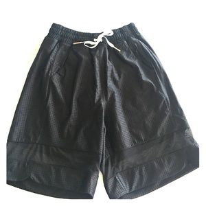 Black lululemon basketball shorts size 4