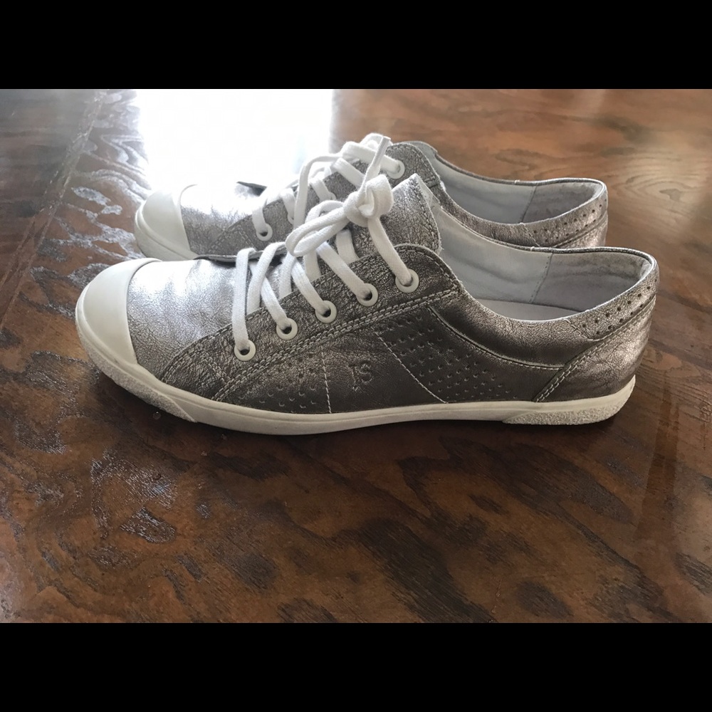 Women sneakers 👟 size 8