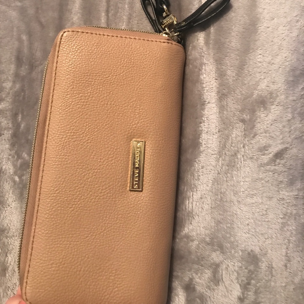 Steve Madden wristlet
