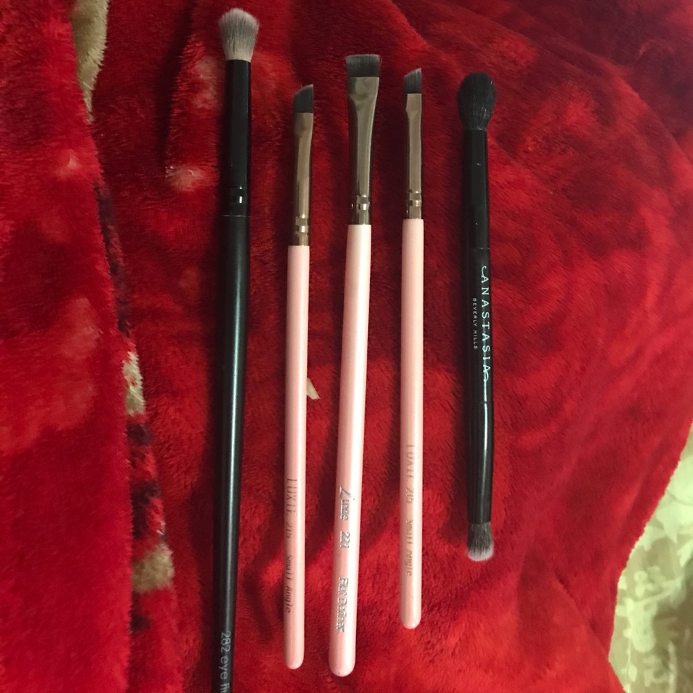 Eye brush