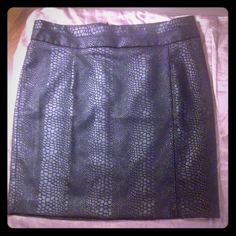 NWT Black snake print mini skirt w/zip in back