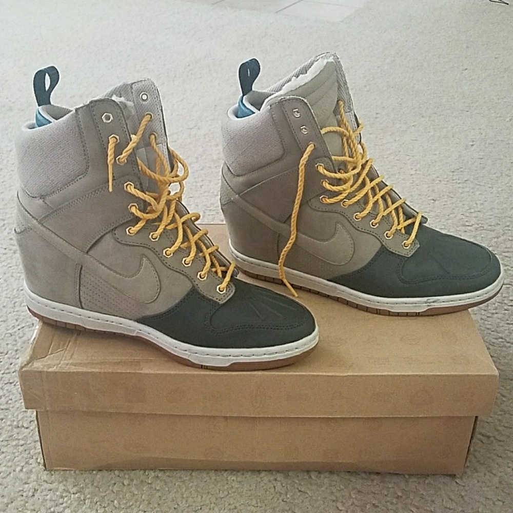 Nike woman's dunk sky high winter sneakers