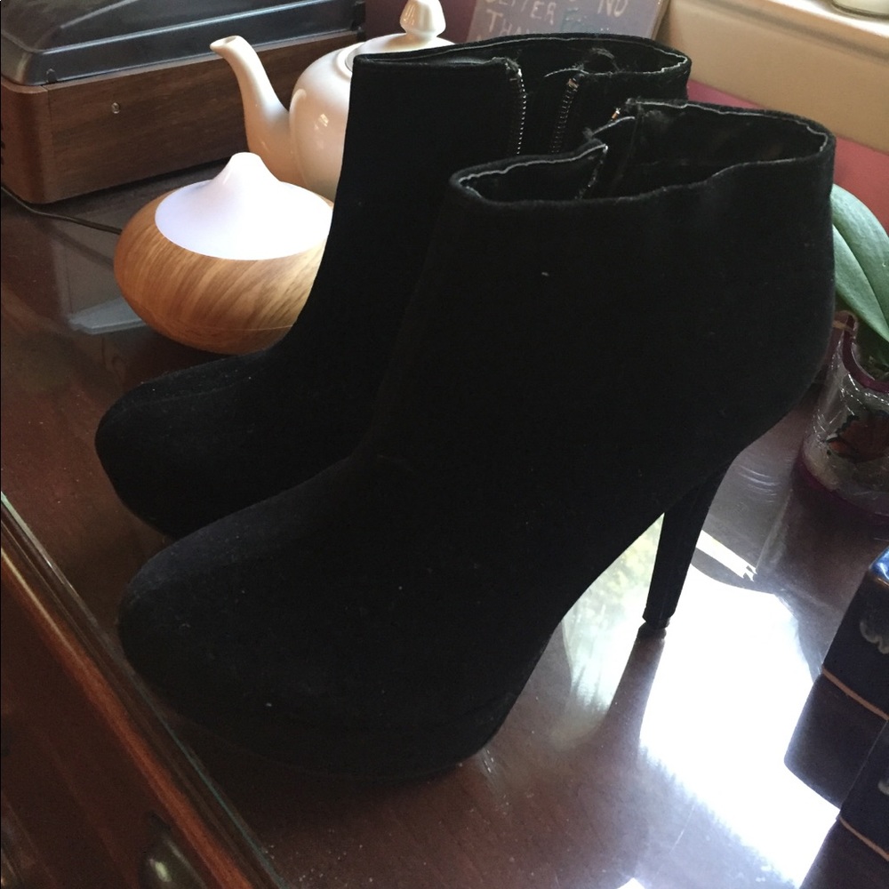 6 inch Anne Michelle Black Ankle Booties